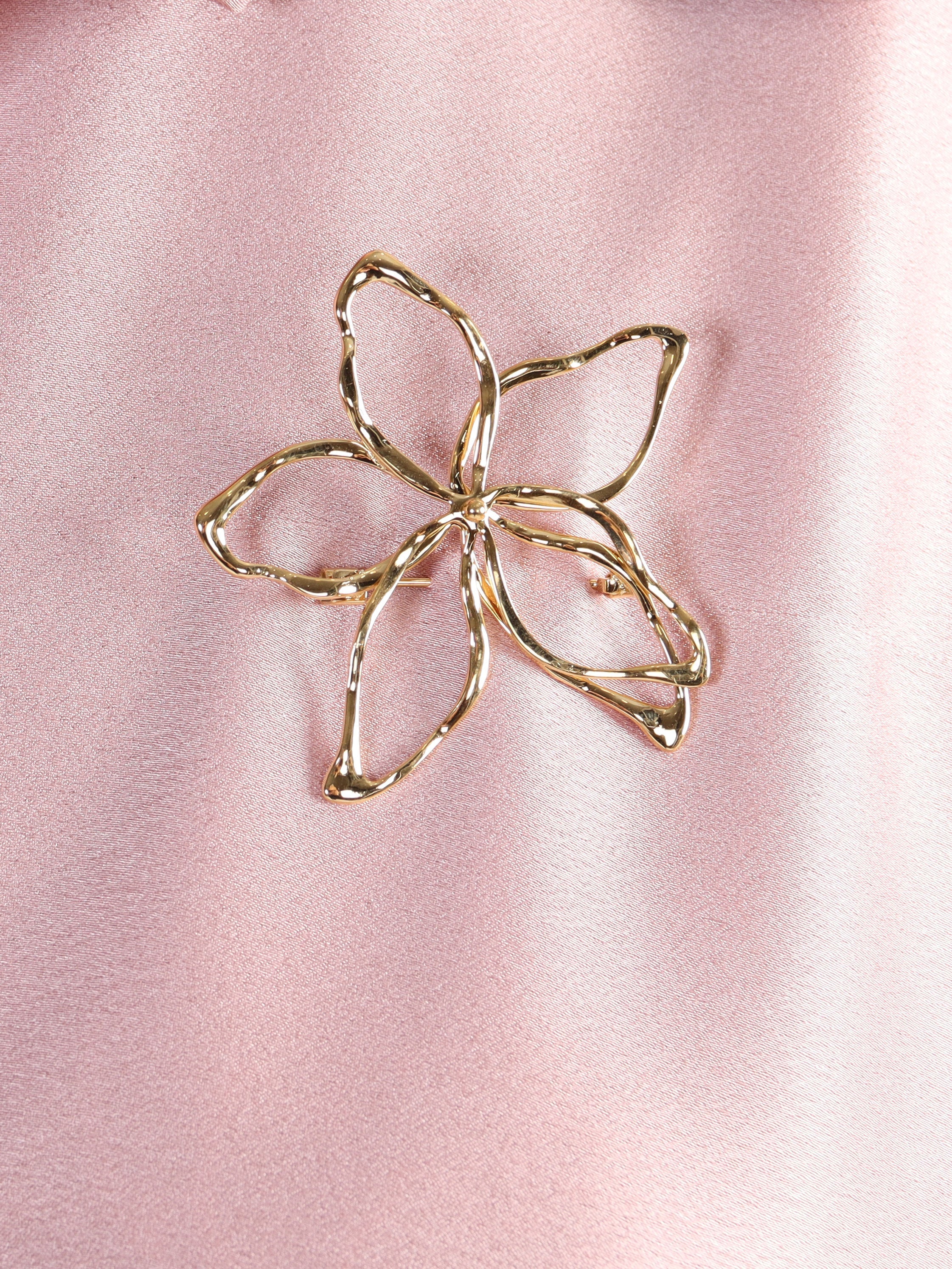 Myrina - Guldfärgad brosch med blomma